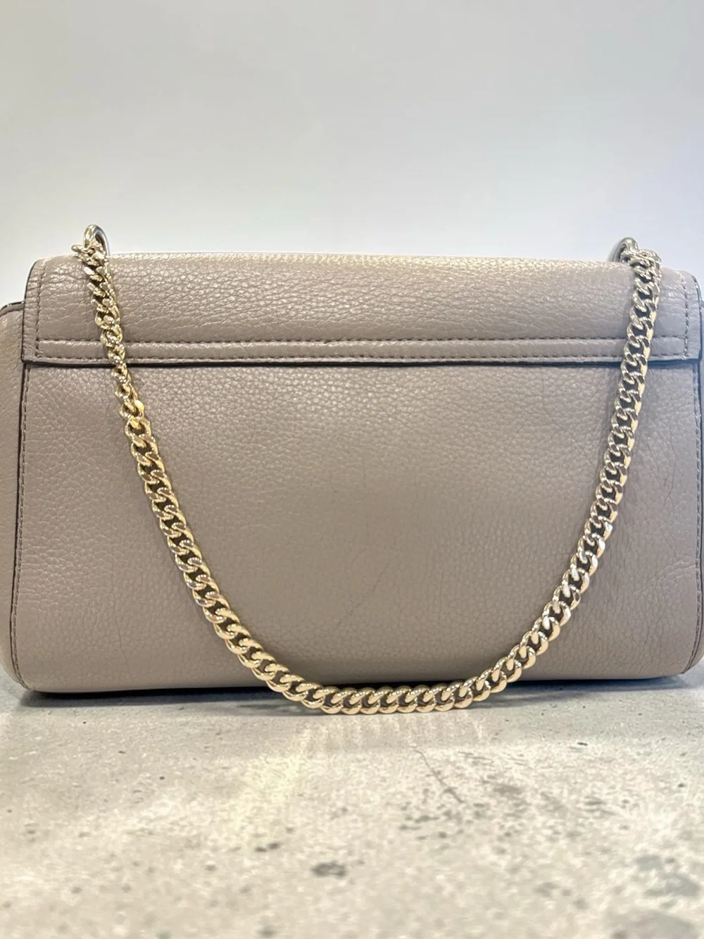 Kate Spade Pebbled Leather Shoulder Bag in Gray with Gold Chain